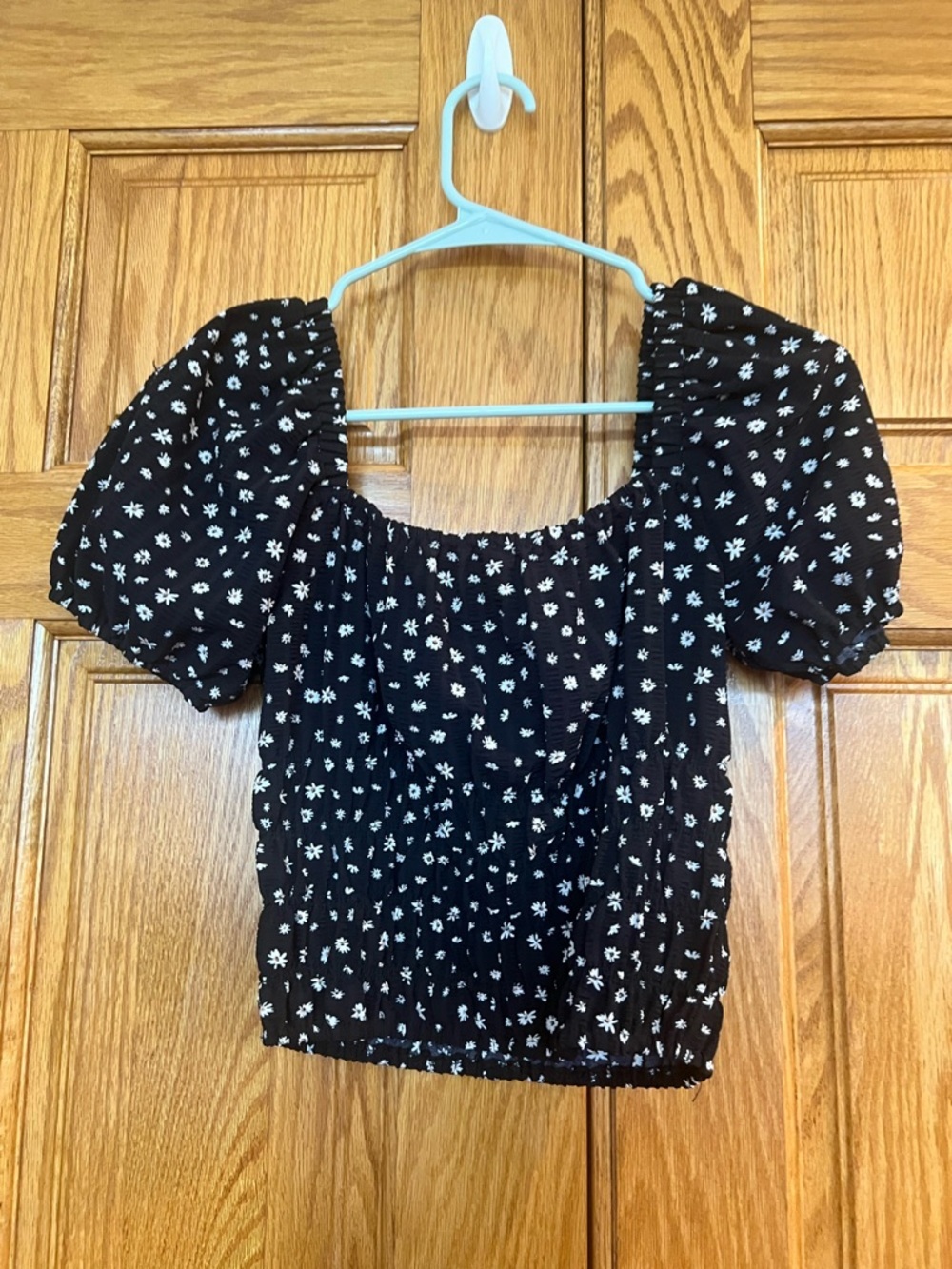 Elodie - Black & White Puff Sleeve Floral Crop Top